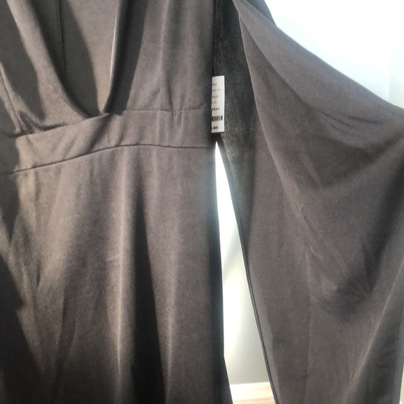 size XL has a cape in the back and the sleeves has a sleek split design - Picture 2 of 6